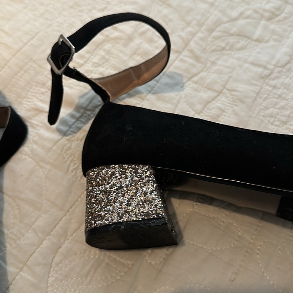 Shoes - Picture 5 of 7